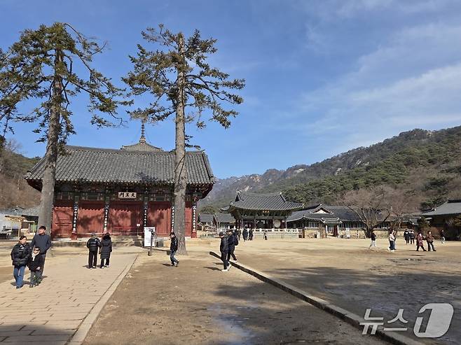 설 연휴 마지막 날인 18일 충북 보은군을 찾은 시민들이 속리산 법주사 경내를 둘러보고 있다. (재판매 및 DB금지) /뉴스1