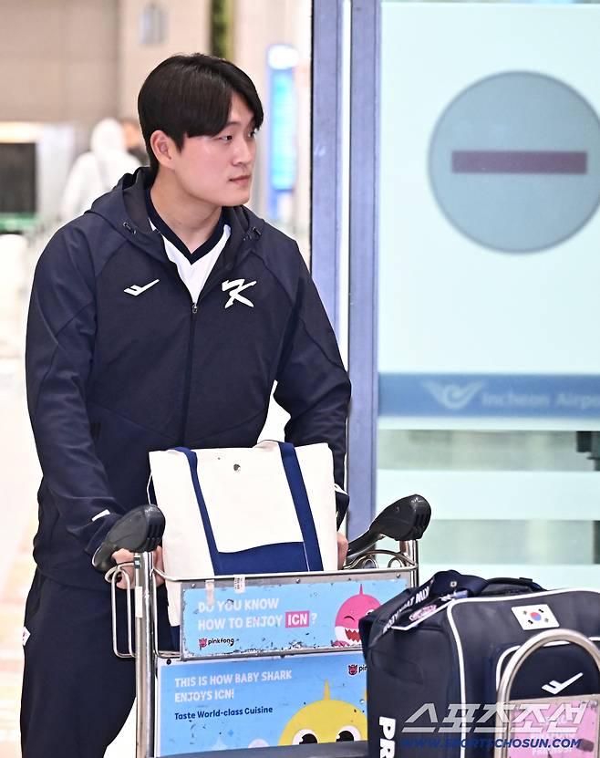 20일 오후 야구국가대표팀 선수들이 인천공항 제1터미널을 통해 귀국했다. 입국장을 나서고 있는 김택연. 인천공항=송정헌 기자songs@sportschosun.com/2026.01.20/