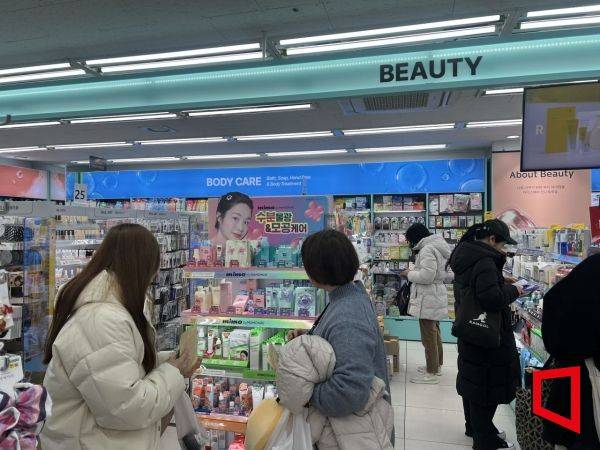 일본인 관광객들이 다이소 명동 지점에서 뷰티 코너를 구경하고 있다. 한예주 기자