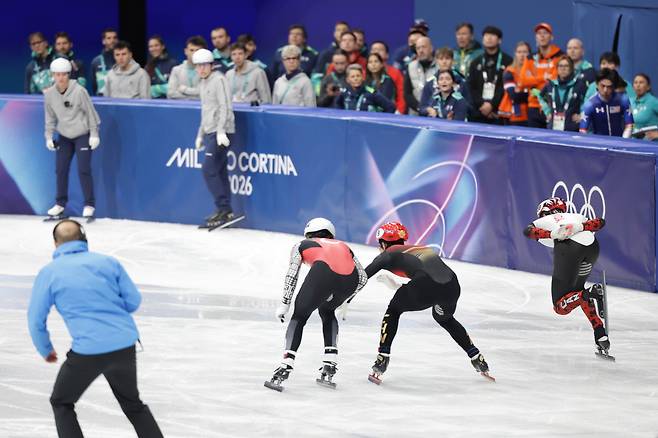 16일 오전(현지시간) 이탈리아 밀라노 아이스 스케이팅 아레나에서 2026 밀라노 코르티나 동계 올림픽 쇼트트랙 남자 500m 예선에 출전한 중국의 쑨룽(가운데)이 인코스를 달리던 튀르키예의 데니스 외르스 선수의 몸을 터치하고 있다. 쑨룽 선수는 패널티를 받아 4위에 그쳤다. 쇼트트랙에서 레이스 방해, 고의적 충돌, 안전 수칙 위반과 손으로 밀거나 잡아끄는 행위를 하면 패널티를 받을 수 있다. 밀라노=장련성 기자