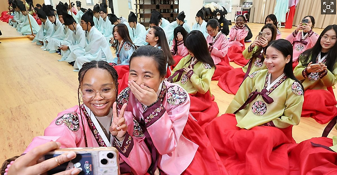 한복 입고 기념사진 찍는 외국인 학생들. 다문화 가정의 증가는 교육 시스템에 대한 재점검을 요구한다. 연합뉴스.