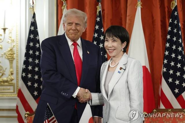 도널드 트럼프 미국 대통령과 다카이치 사나에 일본 총리가 지난해 10월 28일 일본 도쿄에서 만나 악수하고 있다. EPA 연합뉴스