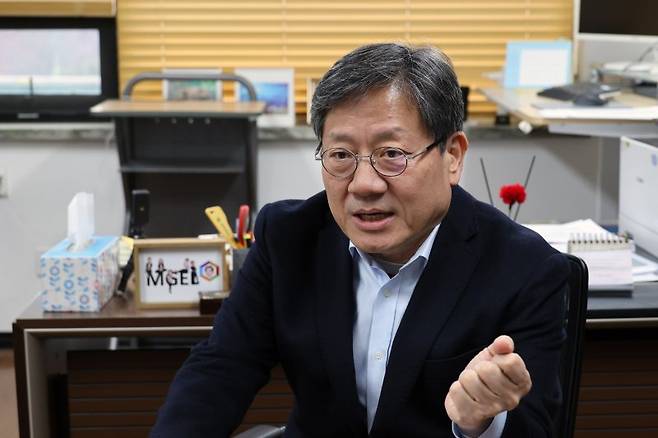 강대희 아시아원격의료학회 창립회장(서울대 의대 교수)이 최근 서울 대학로 서울대 의대 연구실에서 지역의료 문제를 해결할 원격의료 혁신 방향에 관해 설명하고 있다. 사진=서동일 기자