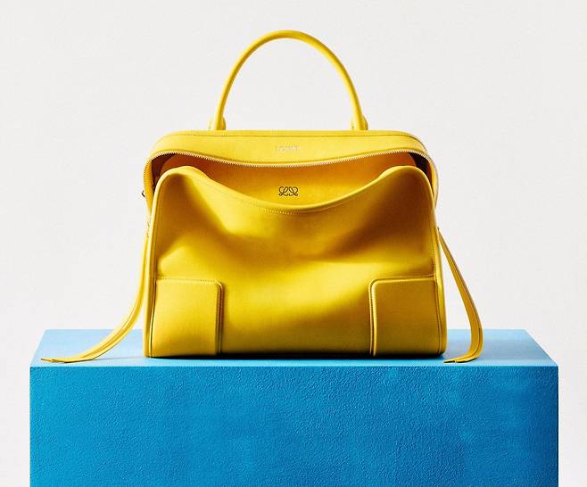 로에베가 올봄 시즌 새로 내놓은 아마조나 180 백. 1975년 처음 선보였던 아마조나 백을 브랜드 창립 180주년을 맞아 새로운 모습으로 선보였다. 한쪽에만 달린 원 핸들로 가방을 들었을 때 자연스럽게 열린 오픈 백 스타일로 사용자의 편이성과 무심한 럭셔리 스타일링을 완성한다. 사진 로에베, 펜디