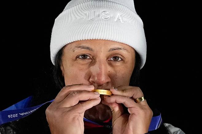 금메달에 입 맞추는 테일러. 외신들은 그에 대해 여성과 장애인, 유색인종 커뮤니티에 영감을 주는 존재로 의미를 부여했다. AP=연합뉴스