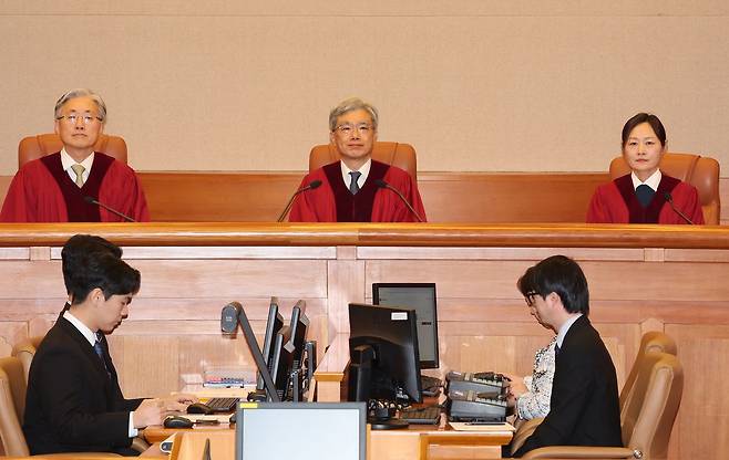 지난달 29일 서울 종로구 헌법재판소 심판정에서 열린 변호인 접견불허 위헌확인 헌법소원 선고기일에 김상환 헌법재판소장을 비롯한 헌법재판관들이 재판 시작을 기다리고 있다. 연합뉴스