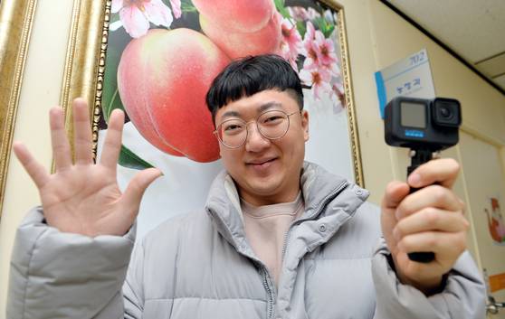 충북 충주시 공식 유튜브 채널 ‘충TV’를 운영하며 선풍적인 인기를 끌고 있는 김선태 주무관이 2024년 1월 중앙일보와 인터뷰하며 포즈를 환하게 웃고 있다. 중앙포토