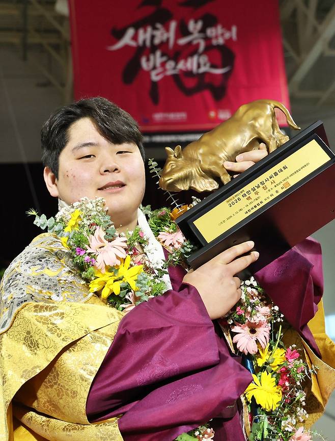 황소 트로피를 들어 보이는 김민재. 사진 대한씨름협회