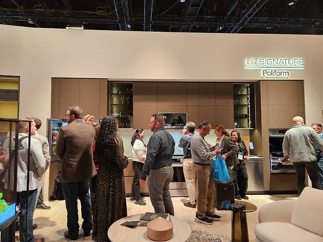 미국 올랜도에서 17일(현지시간) 개막한 북미 최대 주방·욕실 전시회 ‘KBIS 2026’에서 관람객들이 LG 시그니처의 심리스 디자인 컬렉션을 보고 있다. 올랜도=빈난새 특파원