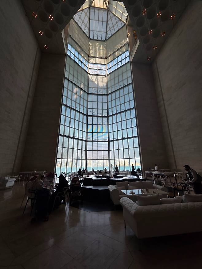 MIA 내부 로비. 이슬람 전통 건축을 현대적으로 재해석해 설계한 결과물이다.