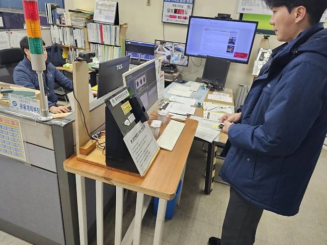 이상헌 기관사(35)가 지하철 운행에 앞서 음주측정을 하고 있다. 혈중알코올농도 0.01%만 나와도 운행에서 배제된다.