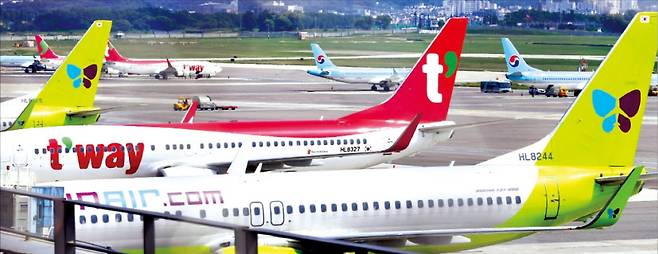 김포공항 국내선 계류장에 대기하고 있는 LCC비행기 모습. 한경DB