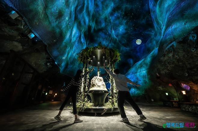 충북 옥천군이 폐철광산을 새 단장해 지난해 4월 개장한 장령산 숲속동굴체험파크 내부 모습. 옥천군 제공.