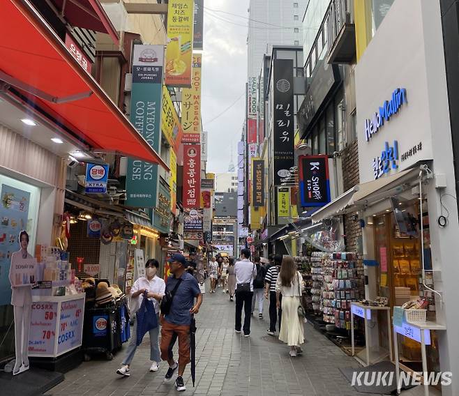 서울 명동을 구경 중인 외국인 관광객들. 심하연 기자