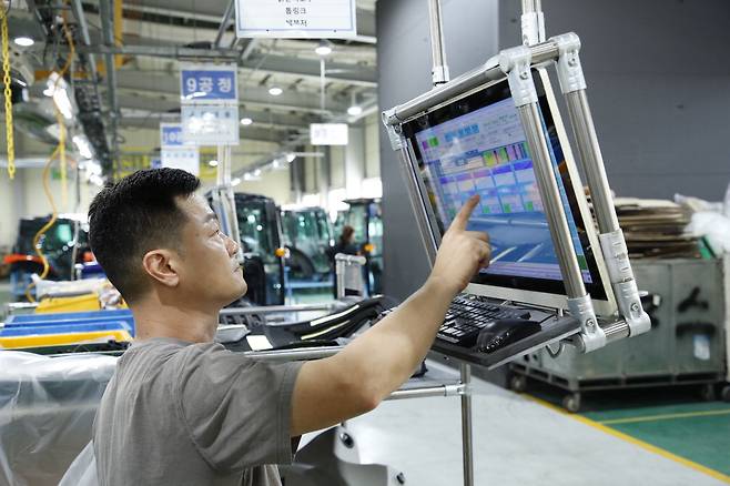 전북 익산 농기계 제조 위제스 직원이 관리 시스템을 통해 생산 공정을 제어하고 있다. 삼성전자