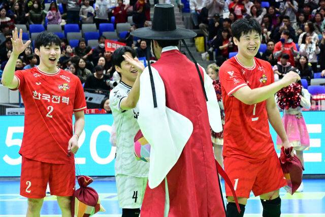한복 입은 무사웰이 등장하자 동료 선수들이 활짝 웃으며 하이파이브를 하고 있다. / 한국배구연맹(KOVO)