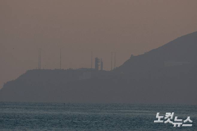 지난해 11월 26일 오후 4차 발사를 앞둔 누리호가 발사대에 거치된 모습. 전남 여수시 화정면 낭도에서 관측되고 있다. 최원철 기자
