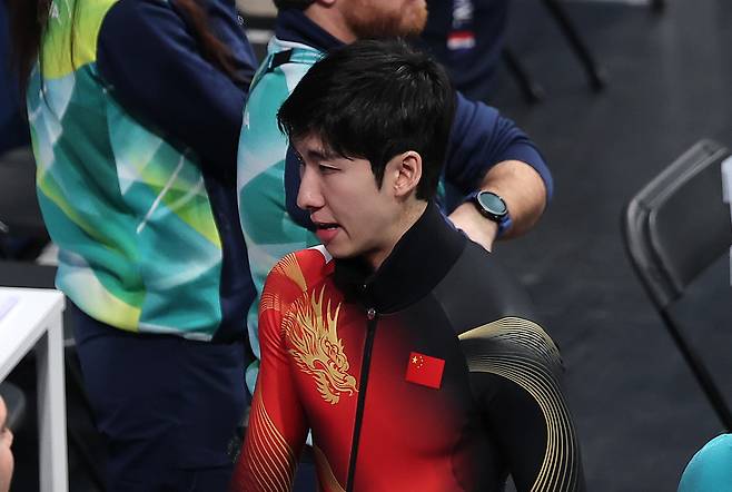 한국 출신 중국 귀화 선수 쇼트트랙 린샤오쥔(한국명 임효준)이 지난 10일 이탈리아 밀라노 아이스 스케이팅 아레나에서 열린 2026 밀라노·코르티나담페초 동계올림픽 쇼트트랙 혼성 2000m 계주 결승에서 4위를 기록한 후 베뉴를 빠져나가고 있다. 밀라노=뉴스1