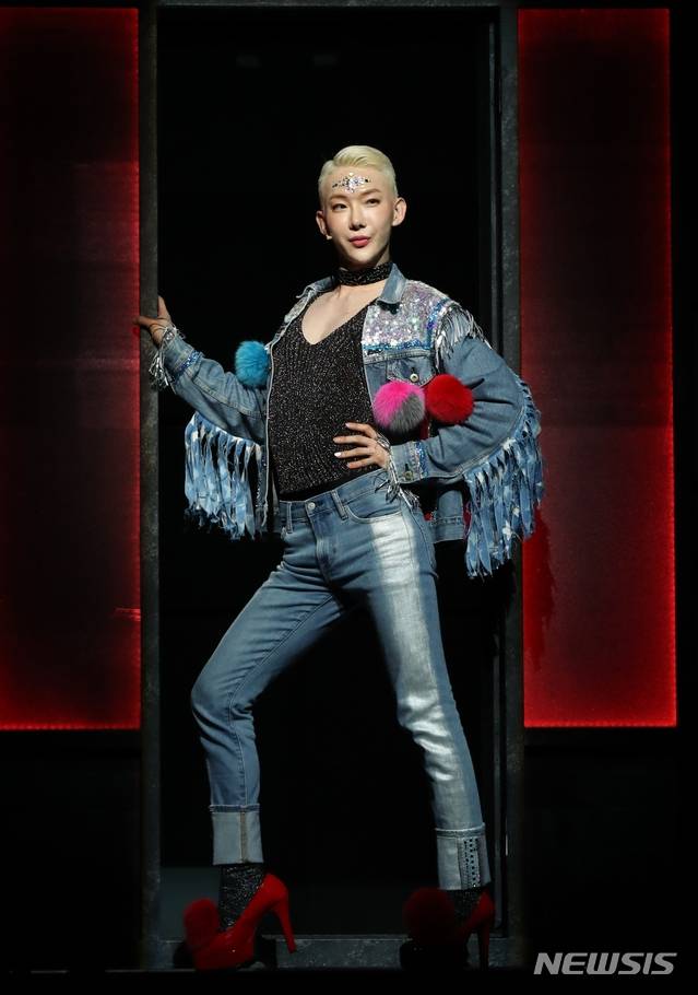 2020년 7월 서울 강남구 LG아트센터에서 열린 뮤지컬 제이미 프레스콜에서 조권이 열연하고 있다. 2020.07.08. 뉴시스