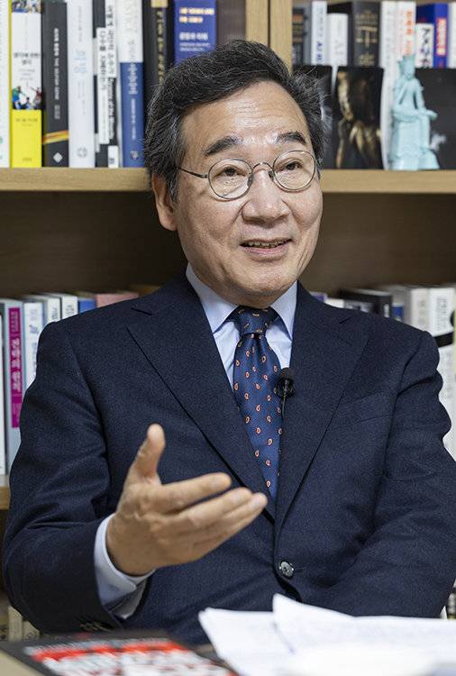 이낙연 전 국무총리가 2월 10일 서울 종로구 사무실에서 기자의 질문에 답하고 있다. 조영철 기자