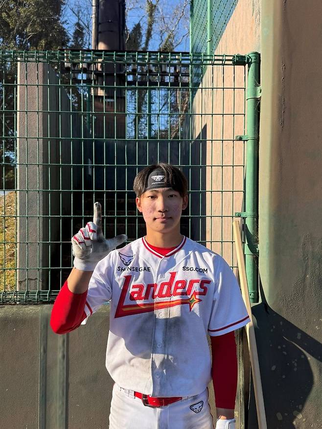 ▲ 캠프 연습경기에서 홈런과 2루타 포함 5타수 5안타 대활약을 펼치며 코칭스태프의 눈도장을 받은 이승빈 ⓒSSG랜더스