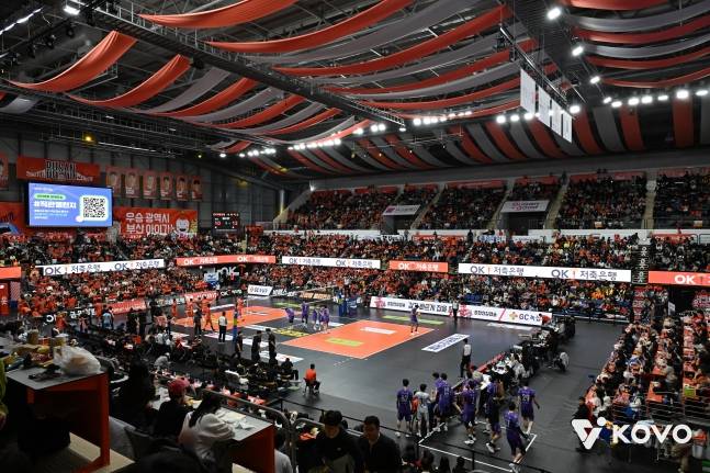 부산 OK저축은행의 홈구장이 관중들로 가득 차 있다. /사진=KOVO 제공