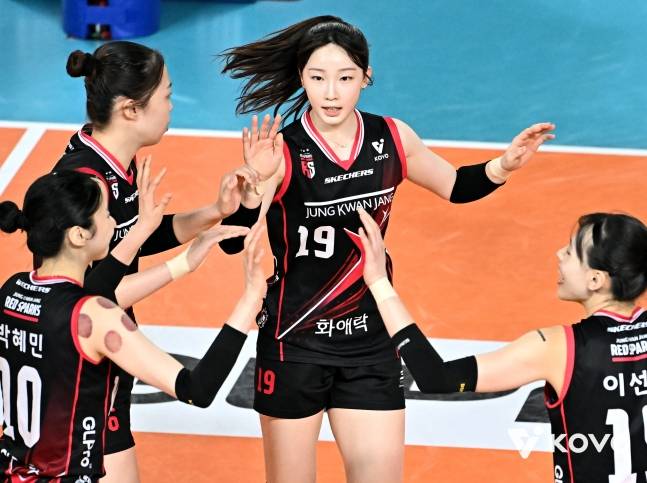 최서현(가운데)의 성장 스토리 또한 정관장의 흥행 열풍으로 이어지고 있다. /사진=KOVO 제공