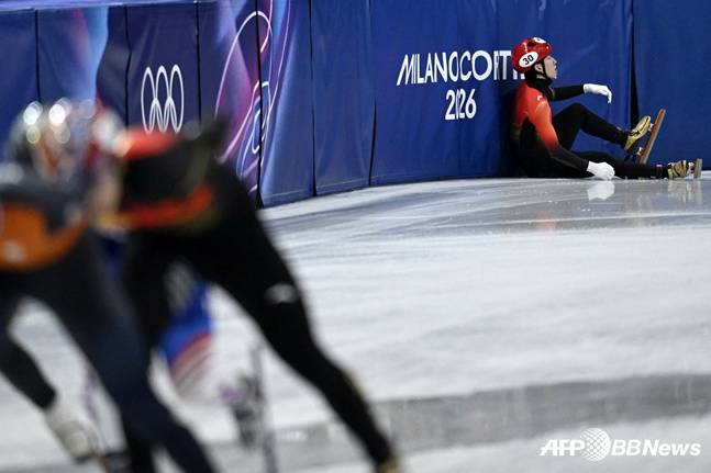 남자 1500m 준준결승에서 충돌하며 넘어져 아쉬워하고 있는 린샤오쥔. /AFPBBNews=뉴스1