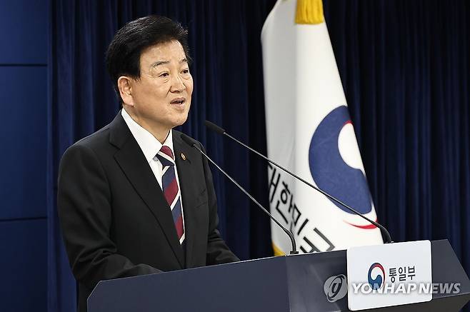 정동영 장관, 정동영 "9·19군사합의 비행금지구역 복원 선제적 추진" (서울=연합뉴스) 김인철 기자 = 정동영 통일부 장관이 18일 서울 종로구 정부서울청사 브리핑룸에서 대북 무인기사건 재발방지대책을 발표하고 있다. 2026.2.18 yatoya@yna.co.kr