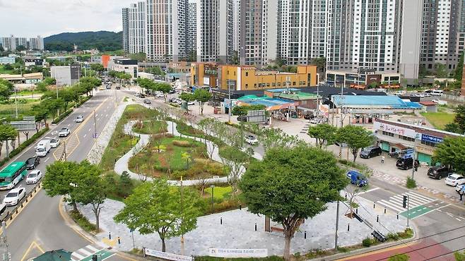 ▲ 안성은 친환경 녹색도시를 목표로 지산지소 산단조성과 태양광 확대, 에너지 자립마을, 생태하천 복원 등을 추진한다. 사진은 당왕사거리 도시 바람길 숲.