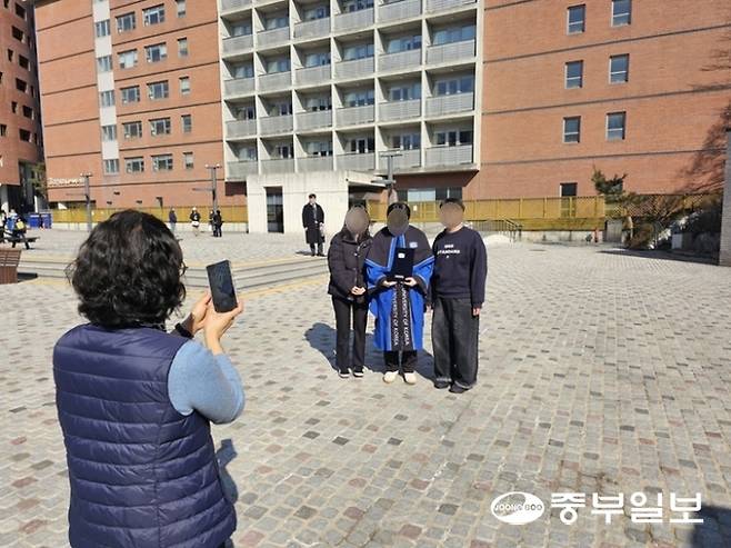 경기도내 한 대학의 졸업식에서 졸업생과 가족들이 꽃다발 없이 기념사진을 촬영하고 있다.