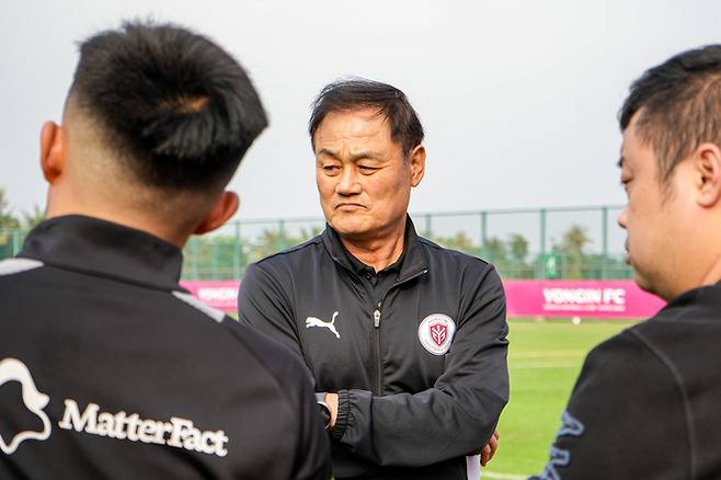이달 초 중국 하이난성에서 진행된 2026 동계 전지훈련서 최윤겸 용인FC 감독이 코치진과 상의하고 있다. 사진=용인FC
