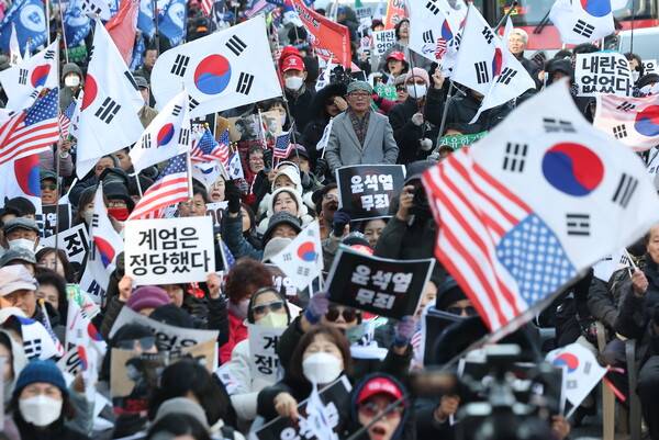 내란 우두머리 혐의로 기소된 윤석열 전 대통령의 1심 선고가 열리는 19일 서울 서초구 서울중앙지방법원 인근에서 지지자들이 손팻말을 들고 있다. 연합뉴스