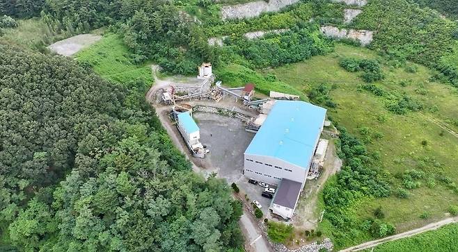 경북 울진 쌍전 텅스텐 광산이 오는 6월 재가동에 들어갈 예정이다. 쌍전광산은 310만톤 이상의 고품위 텅스텐 매장량을 보유한 국내 대표 전략광물 자원으로, 1980년대 초 휴광 이후 40여년 만에 상업화 재개를 앞두고 있다. 사진은 쌍전광산 시설 전경. (사진=퓨어 텅스텐)