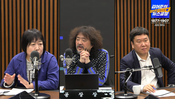 이화영 전 경기도평화부지사의 부인 백정화 씨(왼쪽)가 지난 2024년 4월 24일 '김어준의 겸손은힘들다 뉴스공장'에서 인터뷰를 하는 모습. 왼쪽부터 백 씨, 방송인 김어준 씨, 이화영 전 부지사 변호인 김광민 변호사. 2026.2.9. 유튜브 방송 화면 갈무리