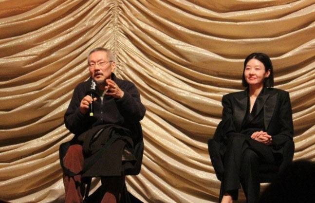 홍상수 감독이 제76회 베를린 국제영화제에서 관객과의 대화 시간을 갖고 있다.(사진=연합뉴스)