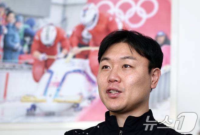 원윤종 IOC 선수위원 후보가 14일 서울 송파구 대한봅슬레이스켈레톤연맹 사무실에서 뉴스1과 인터뷰하고 있다. ⓒ 뉴스1 구윤성 기자