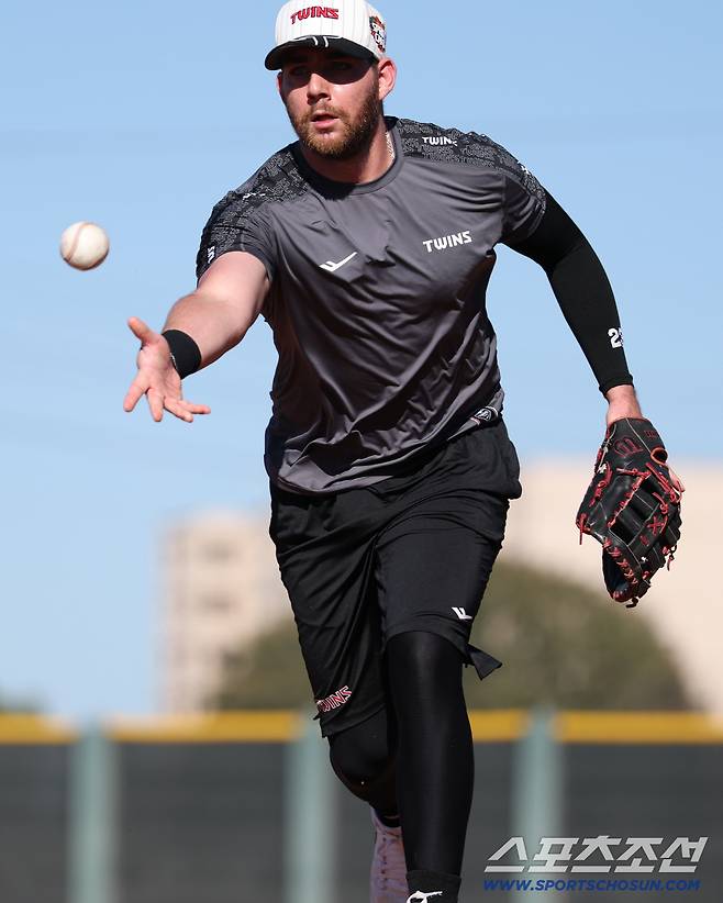 LG 트윈스 오스틴이 미국 애리조나 캠프에서 훈련하고 있다. 사진제공=LG 트윈스