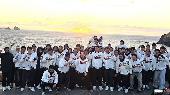 굳은 새해 다짐을 결의한 장원진 감독 외 울산웨일즈 선수단. 사진제공=울산웨일즈