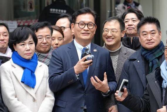 송영길 소나무당 대표가 13일 서울 서초구 고등법원에서 더불어민주당 전당대회 돈봉투 의혹 사건과 관련, 특정범죄가중처벌법상 뇌물 혐의 항소심 무죄를 선고받은 뒤 소감을 말하고 있다. 송 대표는 "소나무당을 해산하고 민주당으로 복당하겠다"고 했다. /소나무당