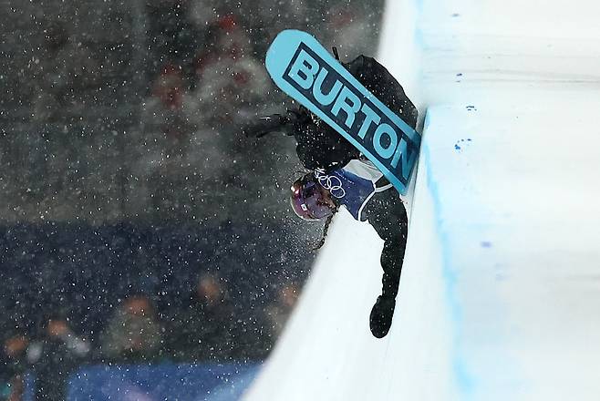 12일(현지시간) 이탈리아 리비뇨 스노우파크에서 열린 겨울올림픽 스키 스노우보드 여자 하프파이프 결선에서 한국 최가온이 1차 시기에서 넘어지고 있다. /장련성 기자