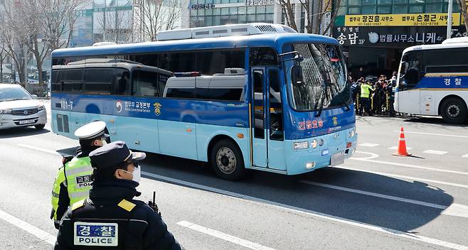 윤석열 전 대통령을 태운 호송차가 19일 오후 서울 서초구 중앙지방법원에 도착하고 있다. /뉴스1