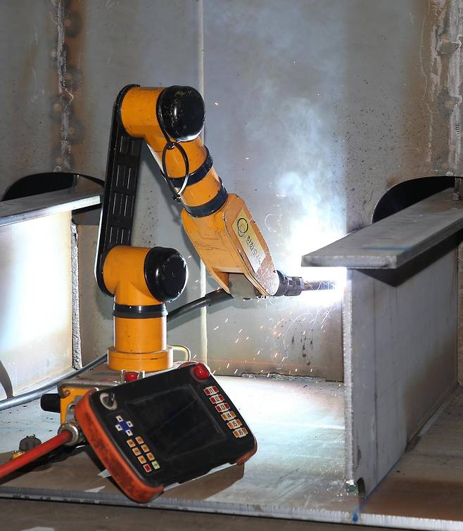 최근 찾은 경남 거제시 한화오션 거제조선소에서 용접 로봇이 작업에 한창이다. 한화오션 제공