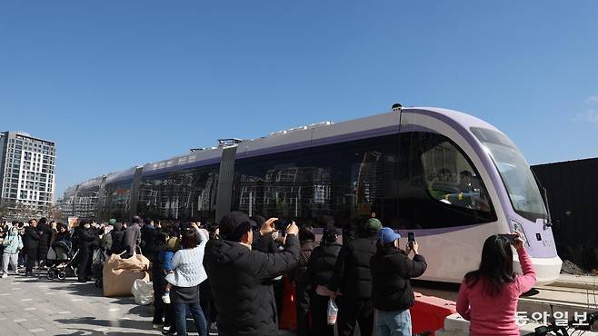 19일 서울 송파구 위례신도시에서 위례선 트램 차량 시운전이 시작됐다. 주민들이 트램을 촬영하고 있다.