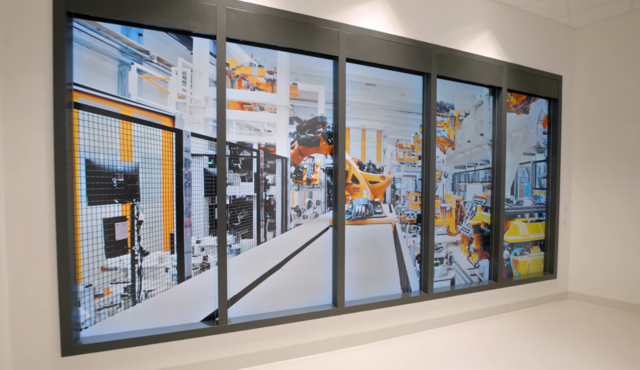 독일 에쉬본 삼성전자 비스니스체험센터(BEC)에서 이달 운영하는 디스플레이 전시 쇼룸. 로봇 제조기업 쿠카(KUKA)와 협업해 디스플레이를 통해 마치 유리창 넘어 제조 공정을 보는 듯한 영상을 선보이고 있다. 유튜브 영상 캡쳐.