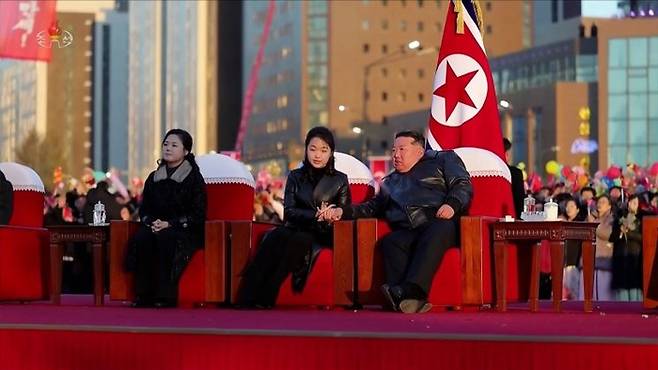 김정은 북한 국무위원장이 부인 리설주, 딸 주애와 함께 지난 16일 평양 화성지구 4단계 1만 세대 살림집 준공식 경축공연을 관람했다. 사진=조선중앙TV 연합뉴스