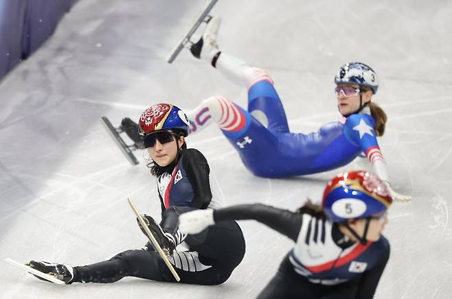 2026 밀라노·코르티나담페초 동계올림픽 쇼트트랙 혼성 2000m 계주 준결승에서 충돌한 김길리와 미국의 코린 스토터드.뉴스1
