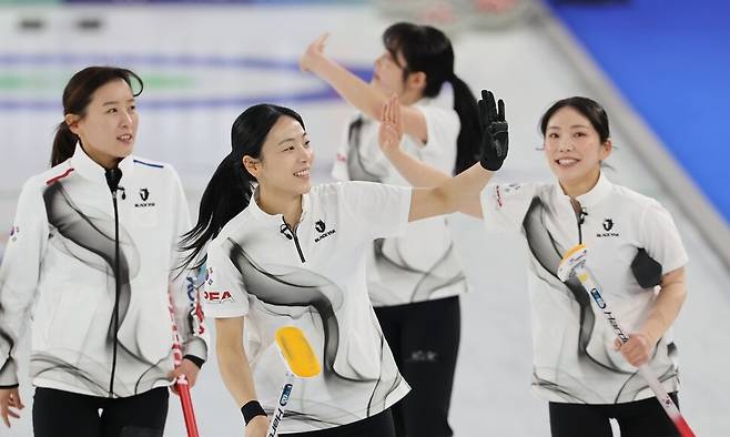 18일(한국시각) 이탈리아 코르티나담페초 컬링 올림픽 스타디움에서 열린 2026 밀라노·코르티나담페초겨울올림픽 컬링 여자 라운드 로빈 한국과 스웨덴의 경기에서 8-3으로 승리를 거둔 한국 대표팀 선수들이 기뻐하고 있다. 코르티나담페초/연합뉴스