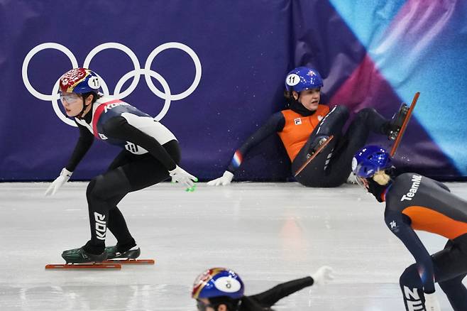 한국 선수 앞에서 넘어진 네덜란드 쇼트트랙 여자 계주 대표팀. AP=연합뉴스