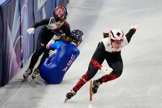 대표팀 김길리(왼쪽)가 10일 밀라노 아이스 스케이팅 아레나에서 열린 2026 밀라노-코르티나 동계올림픽 혼성계주 2000m 준결승 중 홀로 쓰러진 미국의 스토다드와 충돌해 벽에 부딪히고 있다. 앞은 캐나다의 사로. AP=연합뉴스